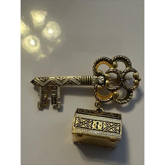 Vintage 2" Damascene Gold Tone Key Treasure Box on Chain Brooch Pin Made Spain - Picture 3 of 7